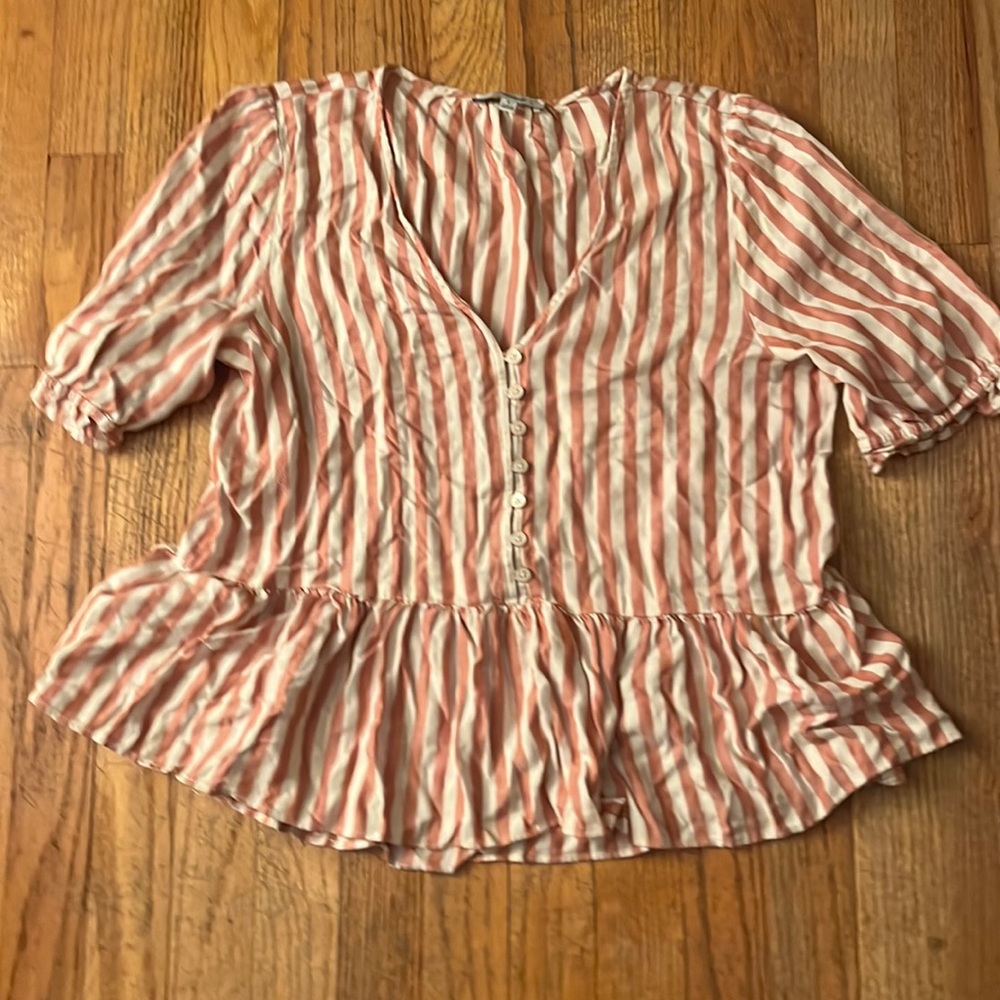 Like new Madewell short flutter sleeve ruffle v neck button down fall blouse M